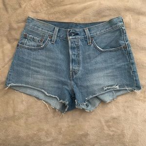 Women 501 Levi shorts